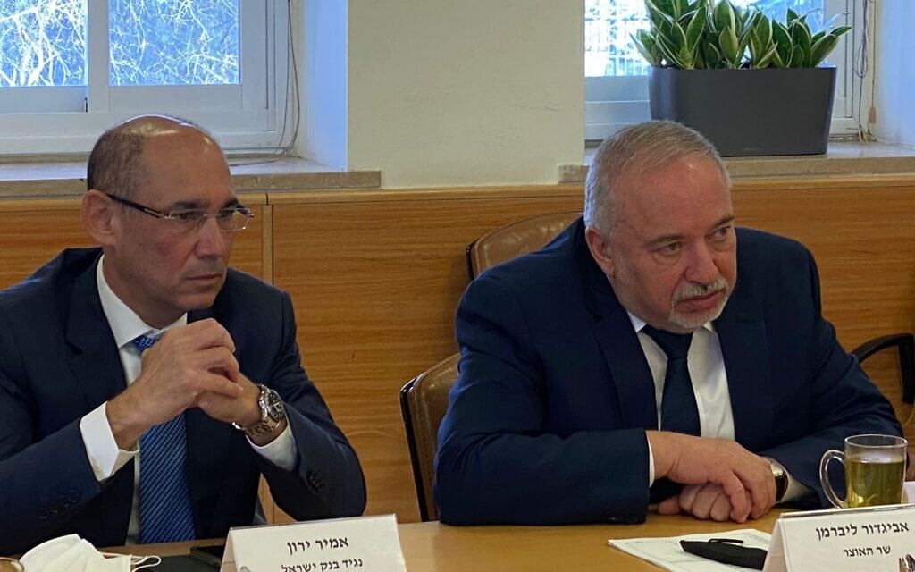 שר האוצר אביגדור ליברמן ונגיד בנק ישראל אמיר ירון בפגישה עם ראשי הבנקים, 6 במרץ 2022 (צילום: דוברות משרד האוצר)