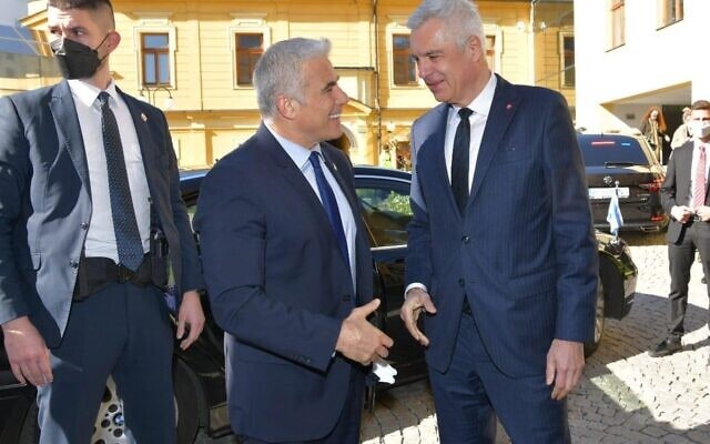 שר החוץ יאיר לפיד עם שר החוץ של סלובקיה איוואן קורצ'וק, 14 במרץ 2022