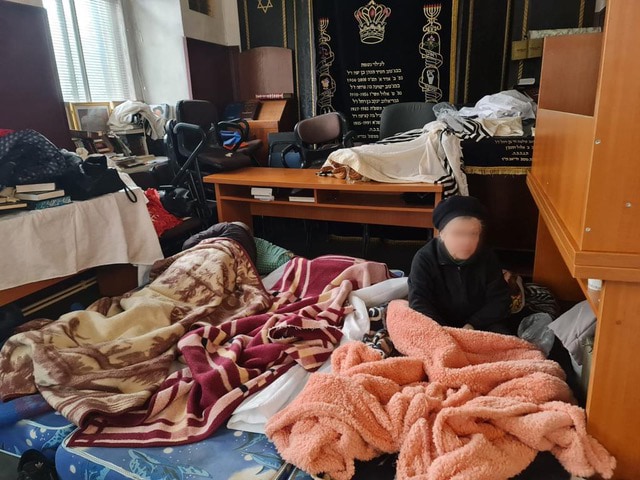 הרב פנחס זלצמן שיכן פליטים מאוקראינה בבית הכנסת בקישינב, 14 במרץ 2022 (צילום: באדיבות מיכל רוזין)