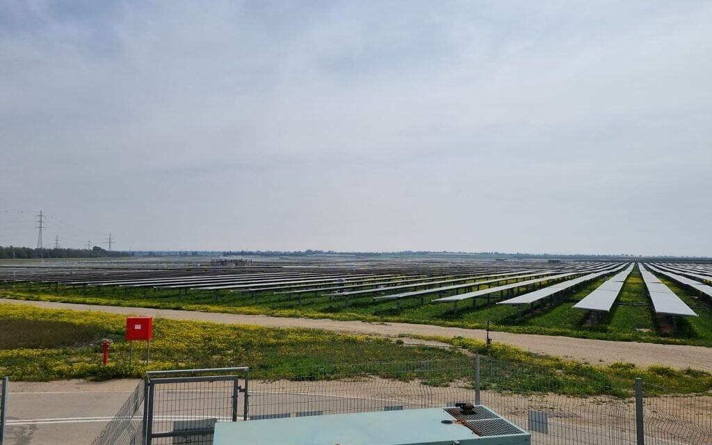 פאנלים סולאריים על גבי מבנים חקלאיים במועצה האזורית אשכול (צילום: דוברות מועצה אזורית אשכול)