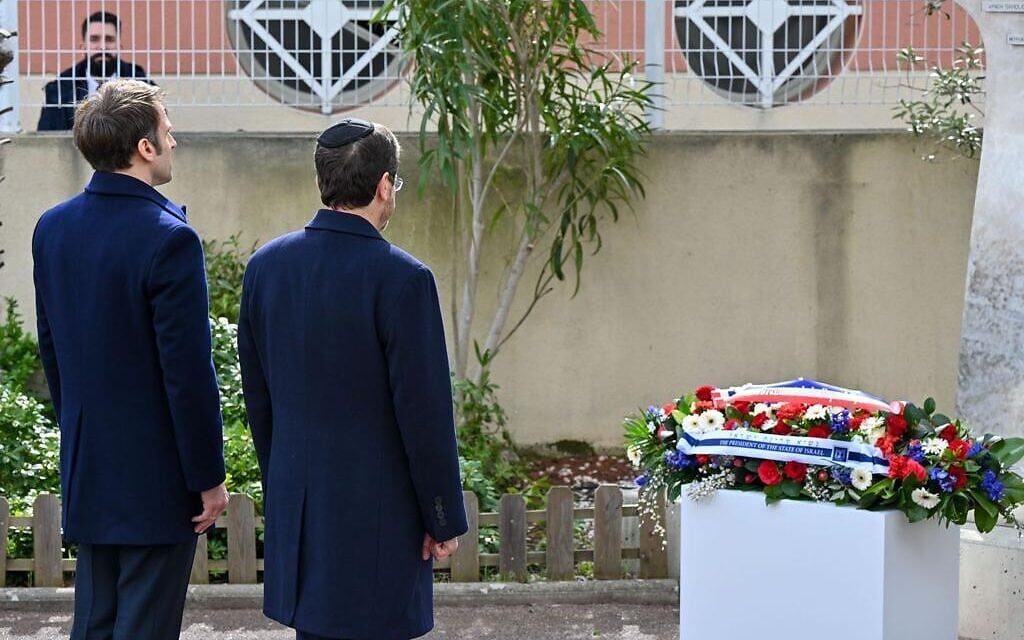 הנשיא יצחק הרצוג ונשיא צרפת עמנואל מקרון לאחר שהניחו זר לזכר הנרצחים בפיגוע בטולוז, 20 במרץ 2022 (צילום: קובי גדעון, לע"מ)