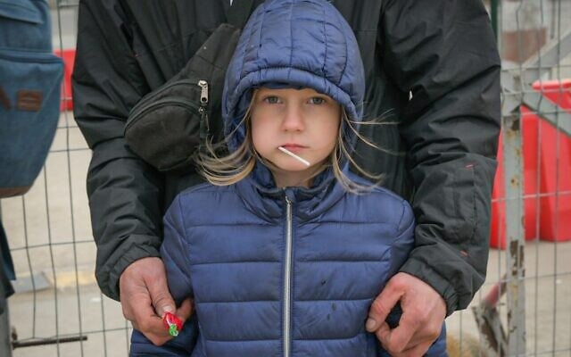 ילדה פליטה בגבול אוקראינה רומניה (צילום: בן כהן)