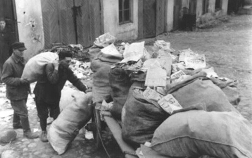 &quot;אקציית הספרים&quot; בגטו קובנה, ליטא, 1942 (צילום: יד ושם)