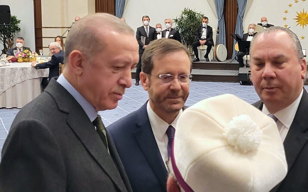 הרב מארק שנייר (מימין), הנשיא יצחק הרצוג ונשיא טורקיה רג'פ טאיפ ארדואן בארמון הנשיאותי באנקרה, 9 במרץ 2022 (צילום: באדיבות מארק שנייר)