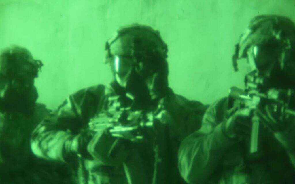 אימונים צבאיים בחליפות אב"כ, אילוסטרציה (צילום מסך מסרטון של  MilitaryNotes