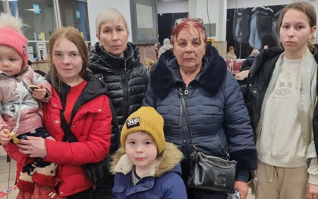 מריה אישינקוב, פליטה מאוקראינה וילדיה, מסורבי כניסה לישראל, בבית מחסה ברומניה (צילום: באדיבות המצולמת)