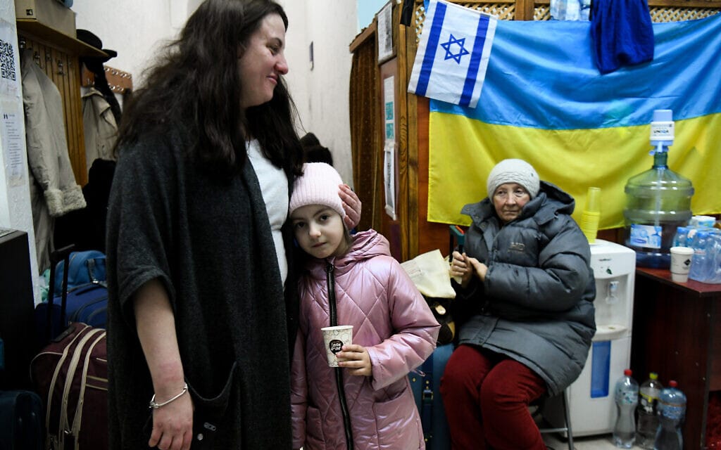 פליטות מאוקראינה מחכות לאשרת כניסה לישראל, מולדובה, 15.3.2022 (צילום: יוסי זלינגר, פלאש 90)