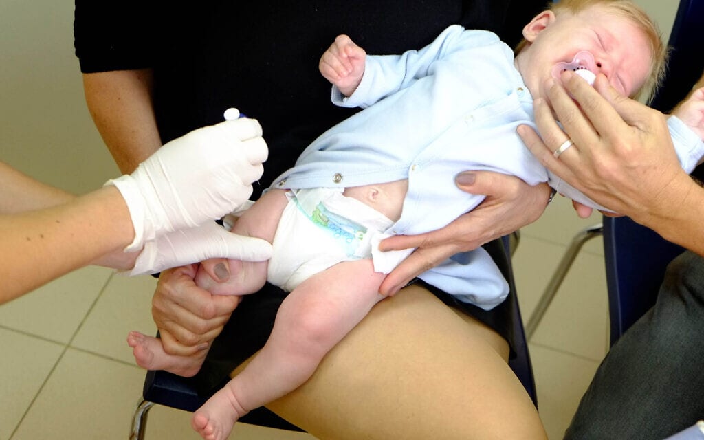תינוק מתחסן בטיפת חלב (צילום: חן לאופולד, פלאש 90)