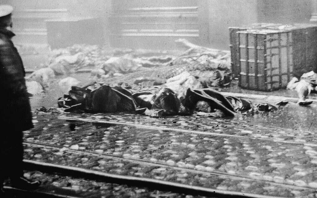 שוטר מביט בגופות של עובדים ובהריסות בעקבות השרפה במפעל החולצות טריאנגל בניו יורק, 25 במרץ 1911 (צילום: Hulton Archive/Getty Images)