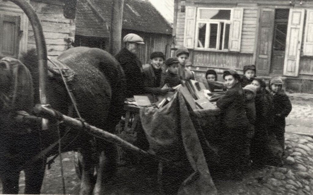 נערים יהודים אוספים ספרים בגטו קובנה, 1942 (צילום: יד ושם)