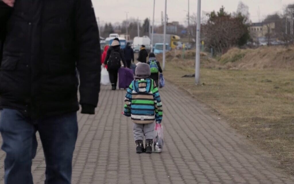 ילד אוקראיני חוצה את הגבול לפולין, צילום מסך מסי.אן.אן