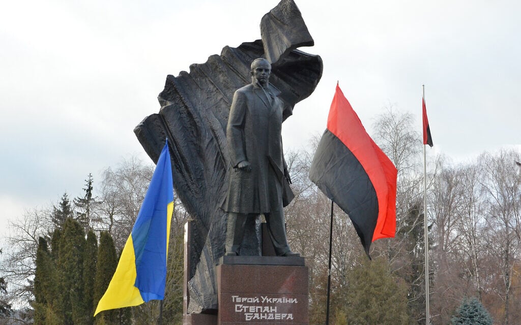 אנדרטה לזכר סטפן בנדרה, מנהיג מיליציית הבנדריסטים בטרנופיל, אוקראינה (צילום: ויקיפדיה / Mykola Vasylechko. Світлина Миколи Василечка)