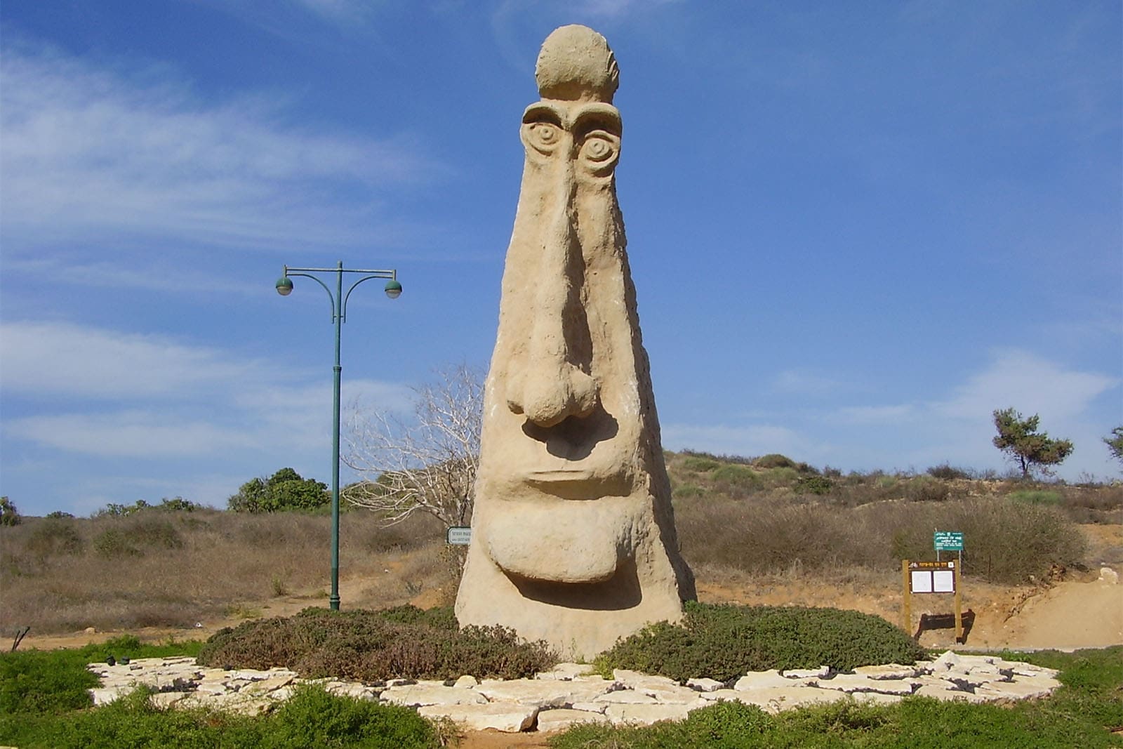 פסל שומר הגבעות בנס ציונה (צילום: ד&quot;ר אבישי טייכר, פיקיוויקי)