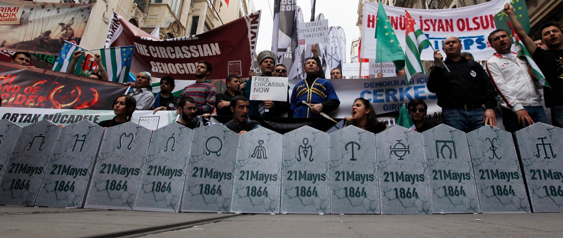 צ'רקסים מפגינים ליד הקונסוליה הרוסית באיסטנבול להכרה ברצח העם הצ'רקסי במאה ה-19 (צילום: Murad Sezer/Reuters via Alamy)
