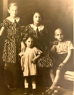 זאב לבני (לופו צ׳ובוטרו) יחד עם אחיותיו, דורוחוי רומניה 1939 (צילום: באדיבות המשפחה)