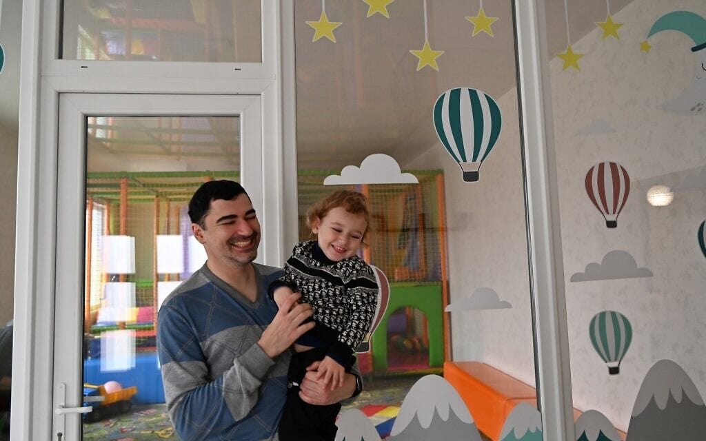 סטניסלב גלוזמן ובנו מיכאיל במחנה הפליטים באירשבה, אוקראינה, 5 באפריל 2022 (צילום: כנען ליפשיץ)