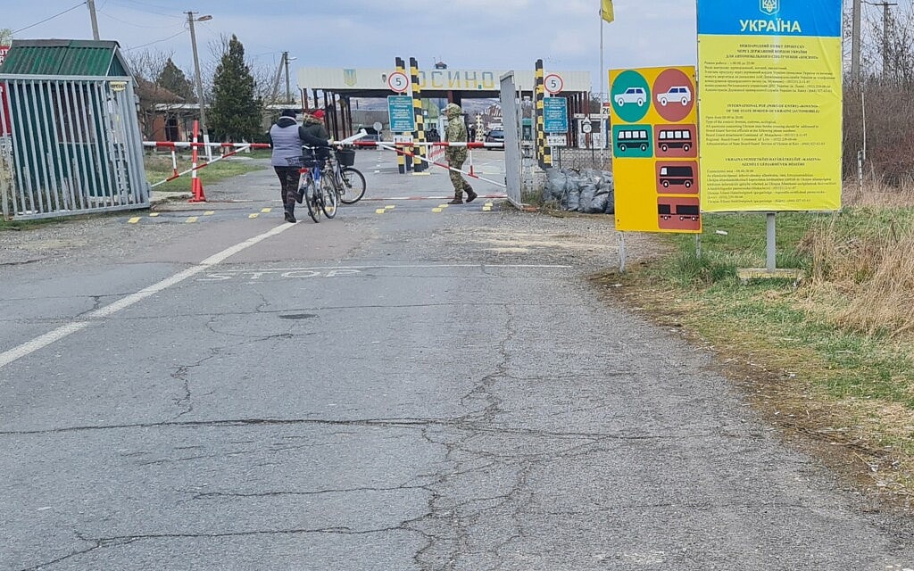 רוכב אופניים חוצה במעבר הגבול קוסינו מהונגריה לאוקראינה, 5 באפריל 2022 (צילום: כנען ליפשיץ)