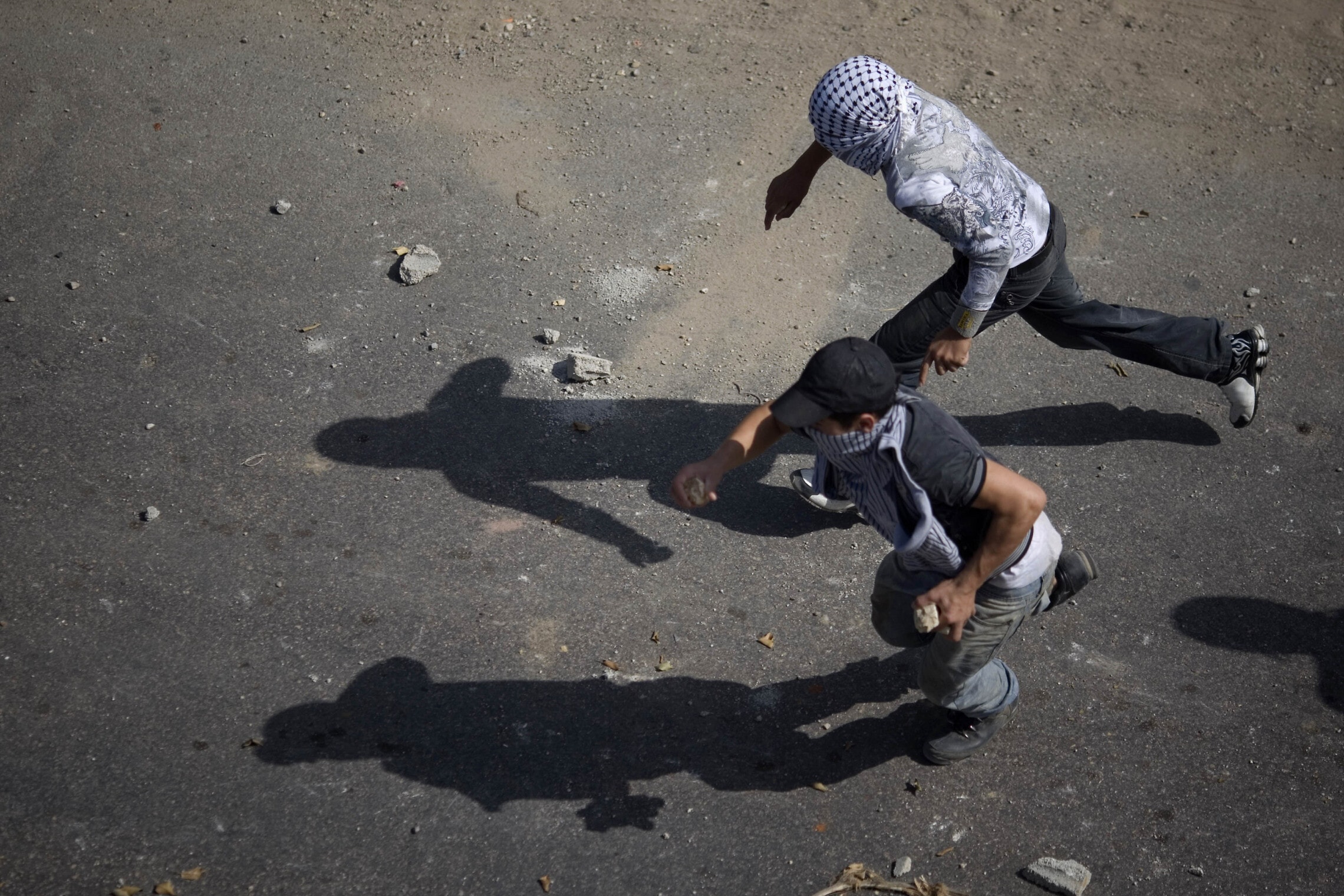 מתפרעים בהפגנה באום אל-פחם ב-2010. אילוסטרציה (צילום: AP Photo/Ariel Schalit)