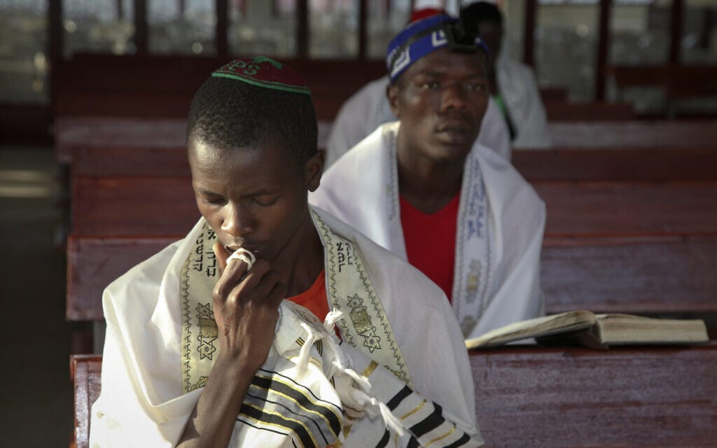 יהודים מתפללים בבית כנסת באוגנדה, 3 בנובמבר 2016 (צילום: AP Photo/Stephen Wandera)