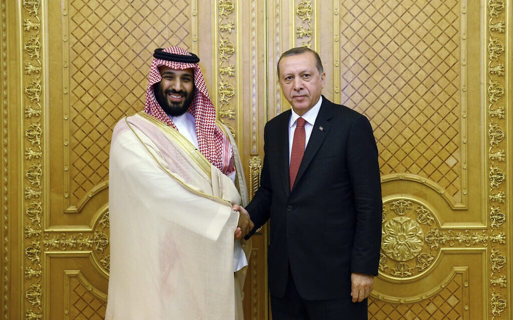 נשיא טורקיה רג'פ טאיפ ארדואן ויורש העצר הסעודי מוחמד בן סלמאן בפגישתם בג'ידה, ערב הסעודית, ב-23 ביולי 2017 (צילום: Presidency Press Service/Pool Photo via AP)