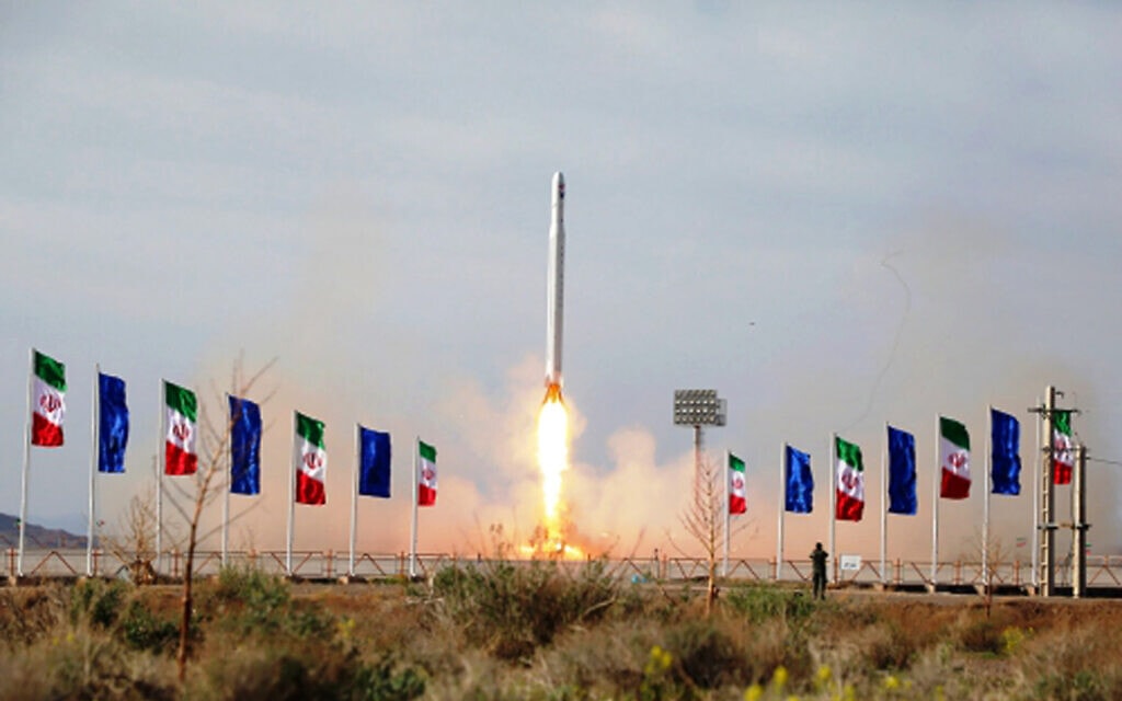 שיגור הלוויין הצבאי נור ממקום לא ידוע באיראן ב-22 באפריל 2022 (צילום: Sepahnews via AP)