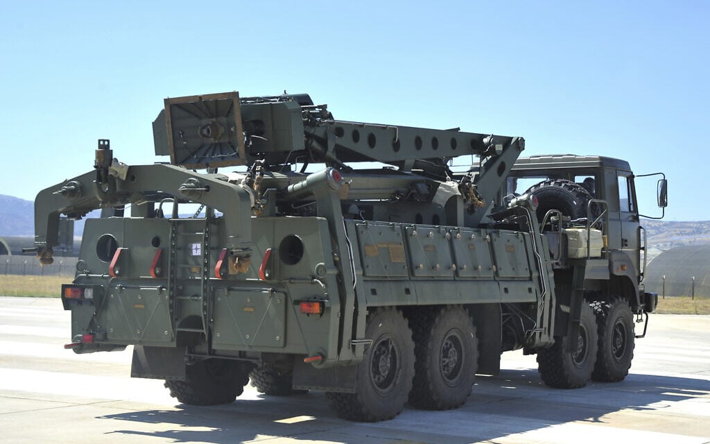 משאית הנושאת חלקים של מערכת ההגנה האווירית S-400 יוצאת ממטוס תובלה רוסי לאחר נחיתתו בשדה התעופה הצבאי מורטד ליד אנקרה, טורקיה, 27 באוגוסט 2019 (צילום: משרד ההגנה הטורקי באמצעות AP, מאגר)