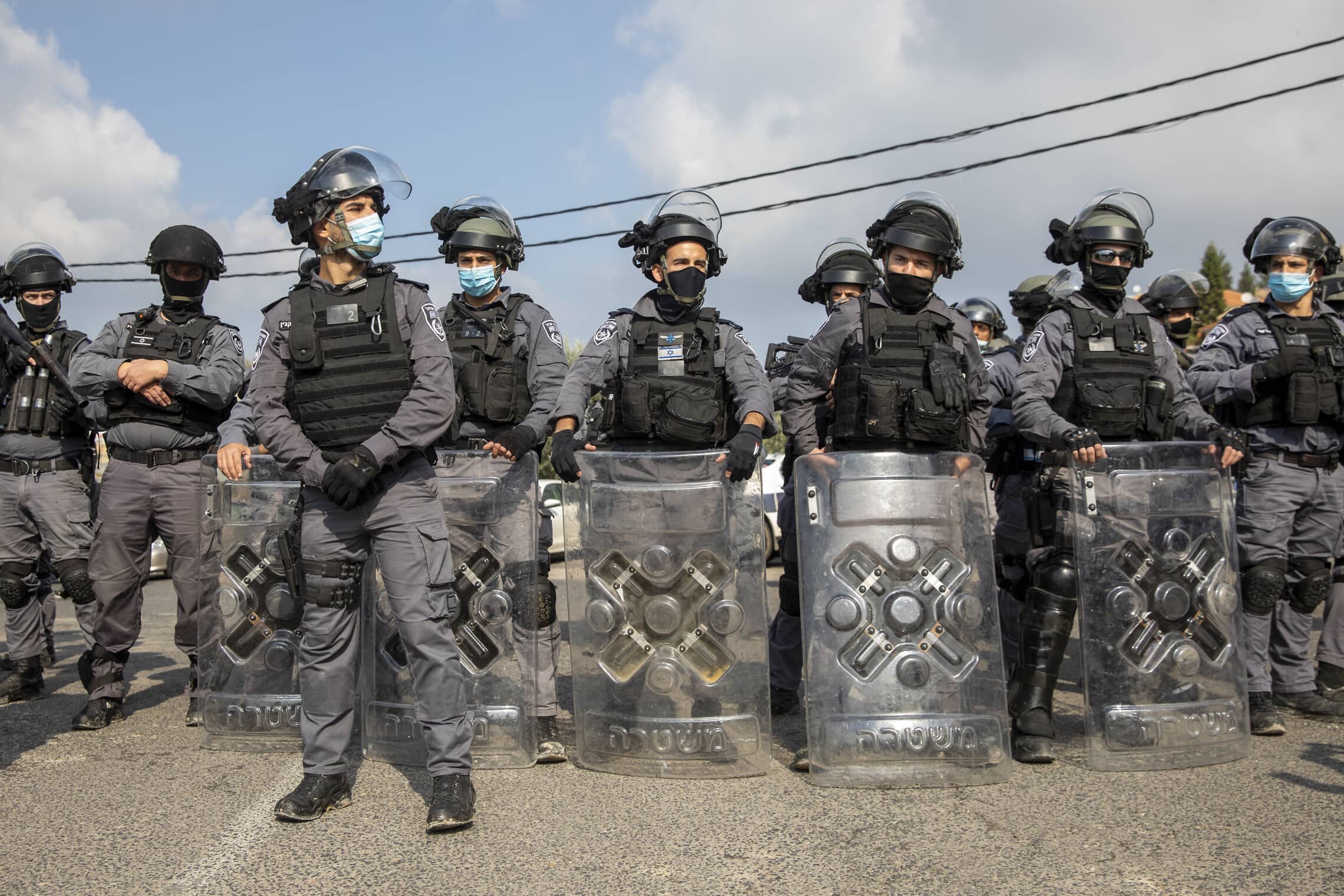 כוחות משטרה מתאספים באום אל-פחם לפיזור הפגנה, פברואר 2021 (צילום: AP Photo/Ariel Schalit)