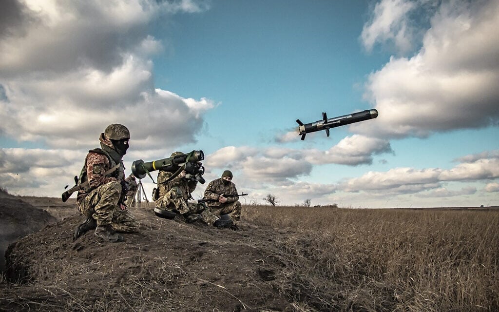 חיילים אוקראינים משתמשים במשגר לטילי ג'אוולין אמריקאיים במהלך תרגיל צבאי באזור דונסק, אוקראינה, 23 בדצמבר 2021 (צילום: שירות התקשורת של משרד ההגנה האוקראיני, באמצעות AP)