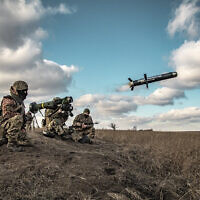 חיילים אוקראינים משתמשים במשגר לטילי ג'אוולין אמריקאיים במהלך תרגיל צבאי באזור דונסק, אוקראינה, 23 בדצמבר 2021 (צילום: שירות התקשורת של משרד ההגנה האוקראיני, באמצעות AP)