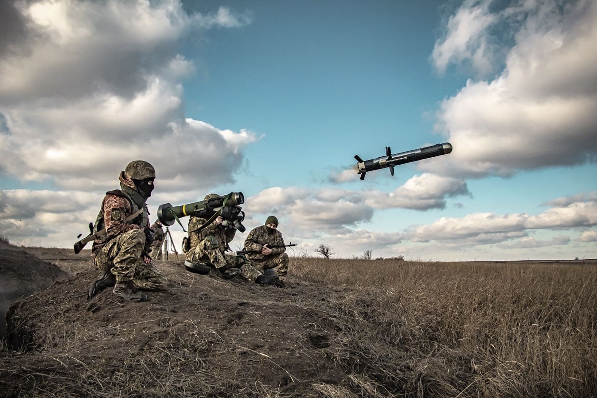 חיילים אוקראינים משתמשים במשגר לטילי ג&#039;אוולין אמריקאיים במהלך תרגיל צבאי באזור דונסק, אוקראינה, 23 בדצמבר 2021 (צילום: שירות התקשורת של משרד ההגנה האוקראיני, באמצעות AP)