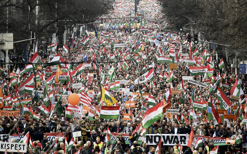 אלפי תומכים של ויקטור אורבן בעצרת בבודפשט, 15 במרץ 2022 (צילום: AP Photo/Anna Szilagyi)