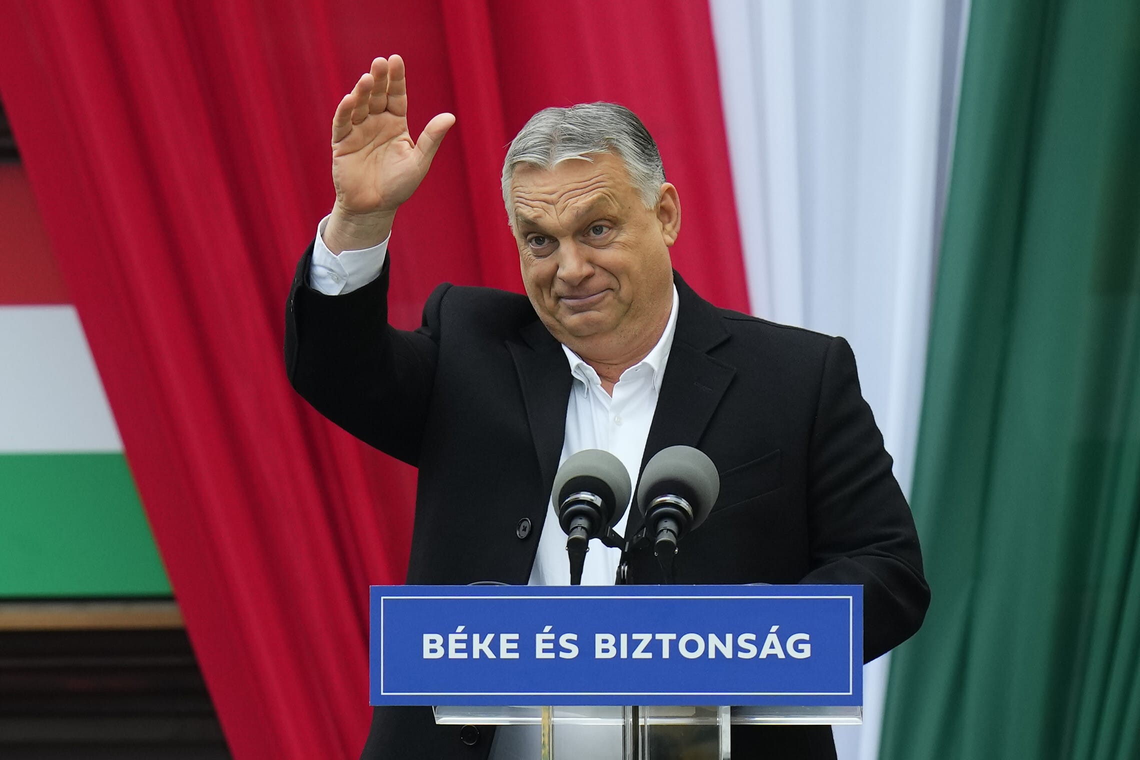 ראש ממשלת הונגריה ויקטור אורבן בעצרת בחירות, 1 באפריל 2022 (צילום: AP Photo/Petr David Josek)