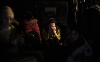 פליטה ממריופול, למצולמים אין קשר לכתבה (צילום: AP Photo/Felipe Dana)