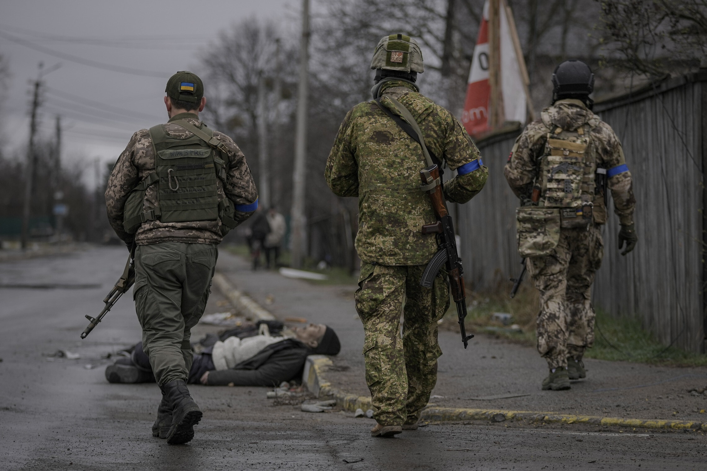 חיילים אוקראינים צועדים ברחובות בוצ&#039;ה, שם מוטלות גופות אוקראינים שנרצחו על ידי הרוסים, 3 באפריל 2022 (צילום: AP Photo/Vadim Ghirda)