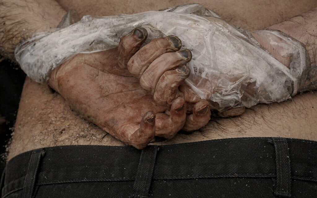 גופתו של אוקראיני שידיו נקשרו מאחורי גבו כשנורה למוות בבוצ&#039;ה, אוקראינה, 3 באפריל 2022 (צילום: AP Photo/Vadim Ghirda)
