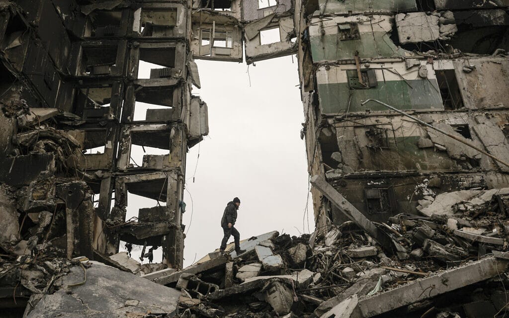 הריסות של בניין מגורים בבורודינקה, אוקראינה, אחרי הפגזת הרוסים, 5 באפריל 2022 (צילום: AP Photo/Vadim Ghirda)