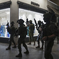 אנשי כוחות הביטחון מבצעים סריקה בניסיון לאתר את המחבל שביצע את הפיגוע בתל אביב, 7 באפריל 2022 (צילום: Ariel Schalit, AP)