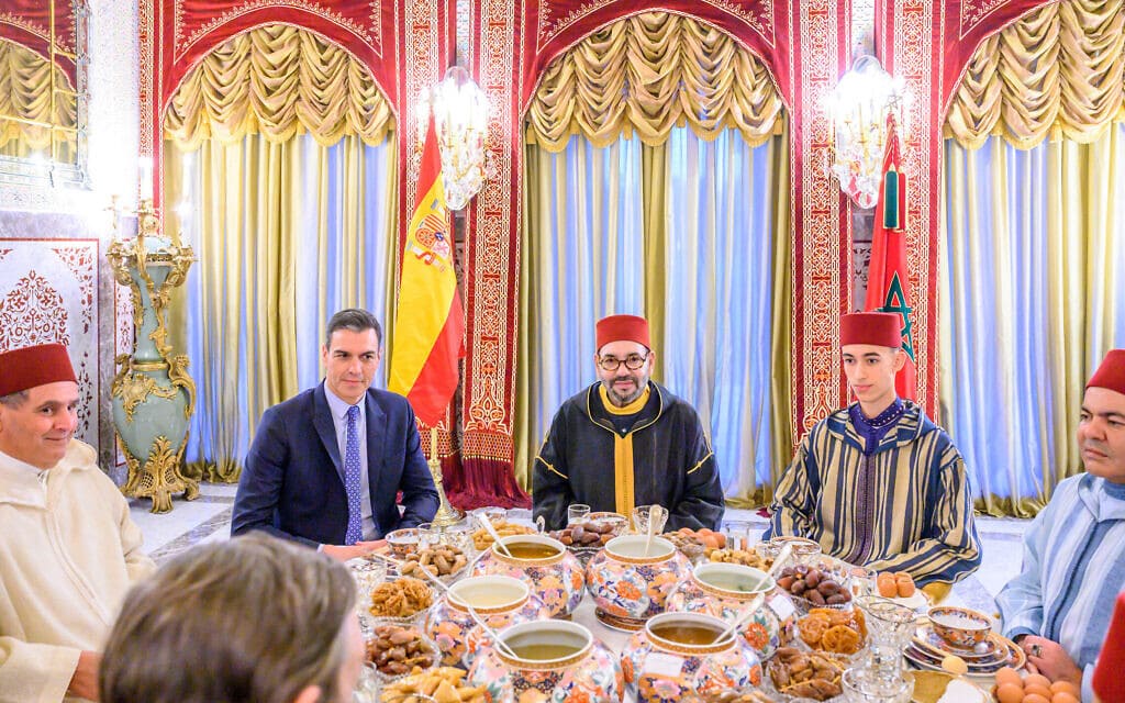 מלך מרוקו מוחמד השישי, במרכז, מאחר את ראש ממשלת ספרד פדרו סנצ&#039;ז (שני משמאל) בארמון המלכותי, 7 באפריל 2022 (צילום: Moroccan Royal Palace via AP)