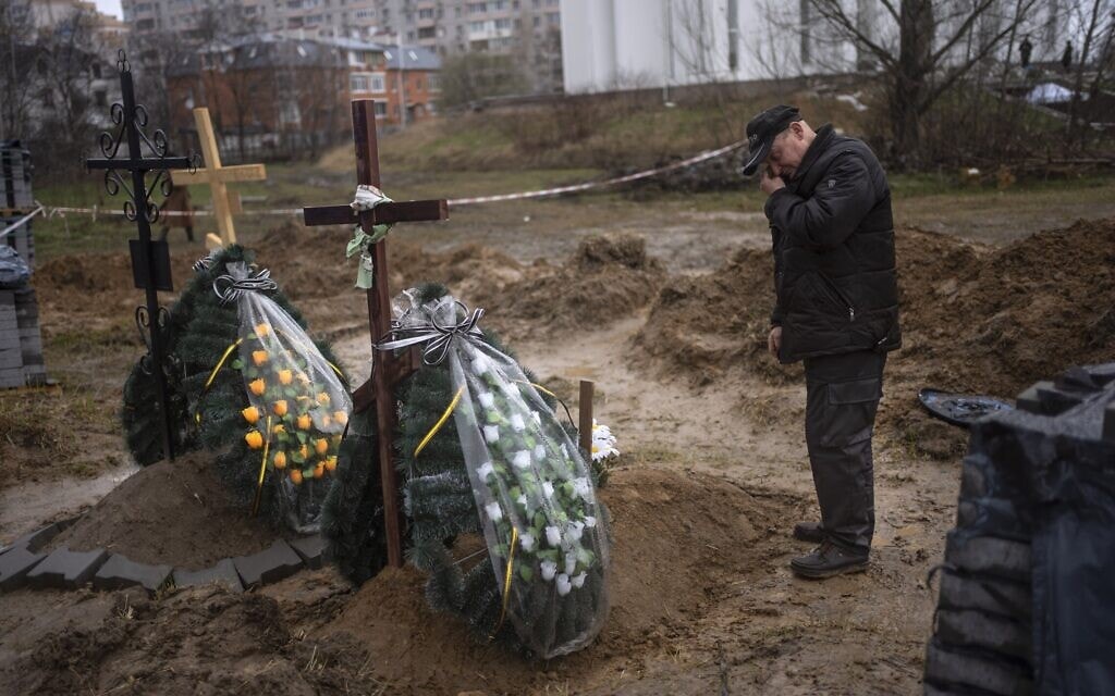 אולג, אזרח אוקראיני בן 56 מתאבל על מות אימו אינה בת ה־86 שנהרגה בטבח בבוצ'ה, 10 באפריל 2022 (צילום: AP Photo/Rodrigo Abd)
