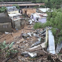 בתים שניזוקו מהשיטפונות בפרובינציית קוואזולו-נטאל שבמזרחהּ של דרום אפריקה, 12 באפריל 2022 (צילום: Str, AP)
