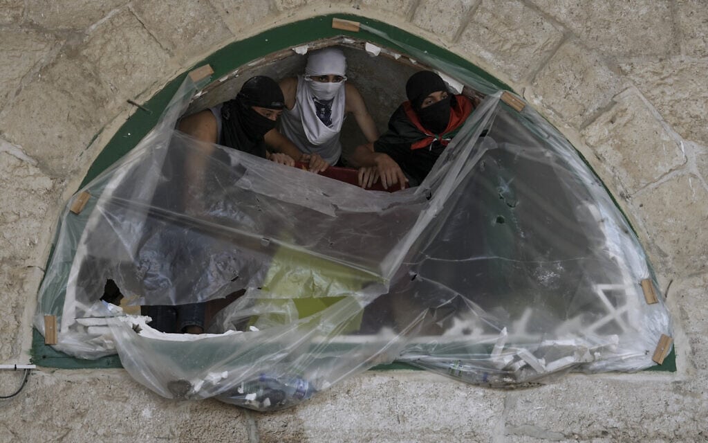 עימותים בין פלסטינים לכוחות המשטרה במסגד אל אקצא, אפריל 2022 (צילום: AP Photo/Mahmoud Illean)