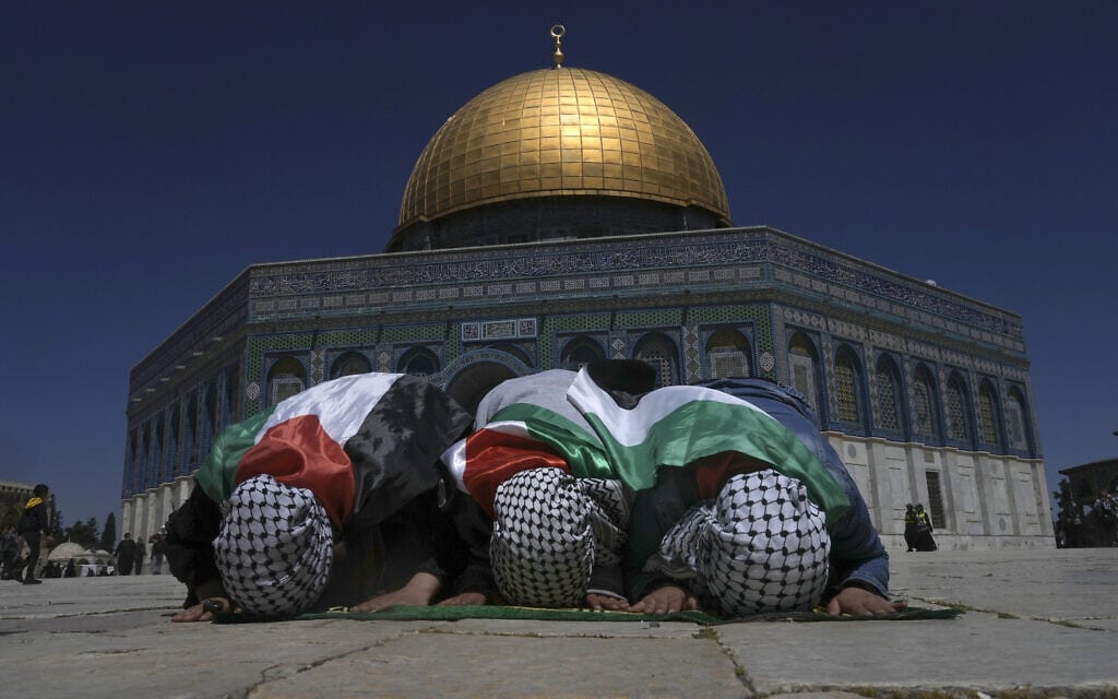 מוסלמים מתפללים בהר הבית על רקע מסגד אל אקצא, 15 באפריל 2022 (צילום: AP Photo/Mahmoud Illean)