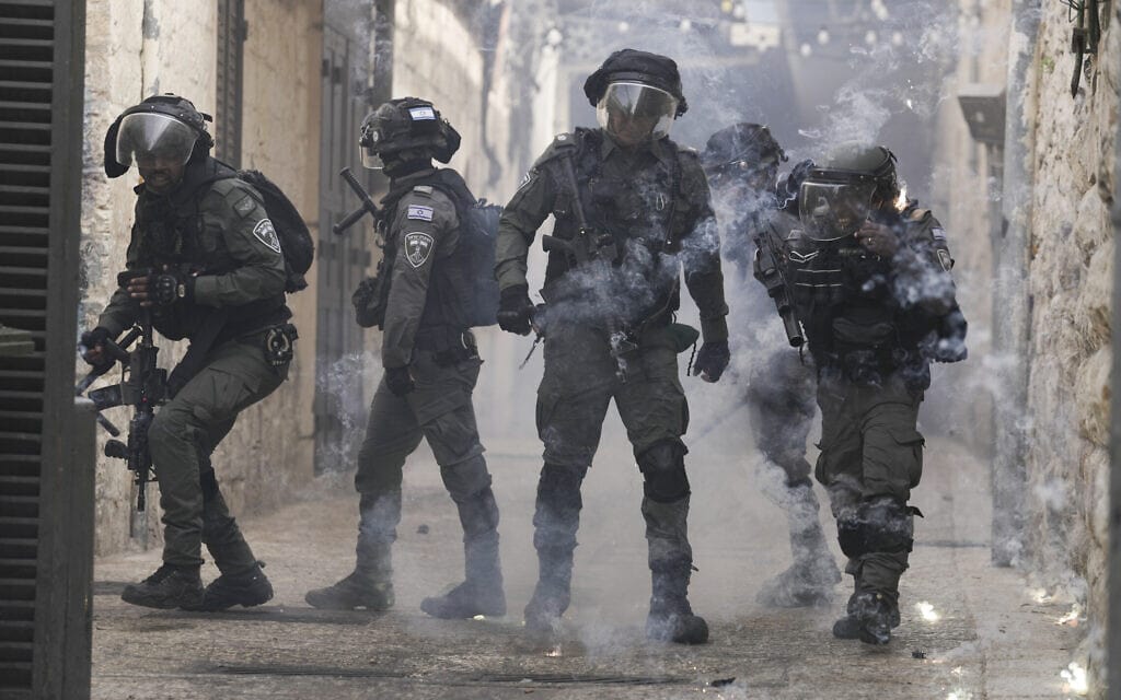פלסטינים יורים נפצים לעבר שוטרי משטרת ישראל בעיר העתיקה בירושלים, 17 באפריל 2022 (צילום: AP Photo/Mahmoud Illean)