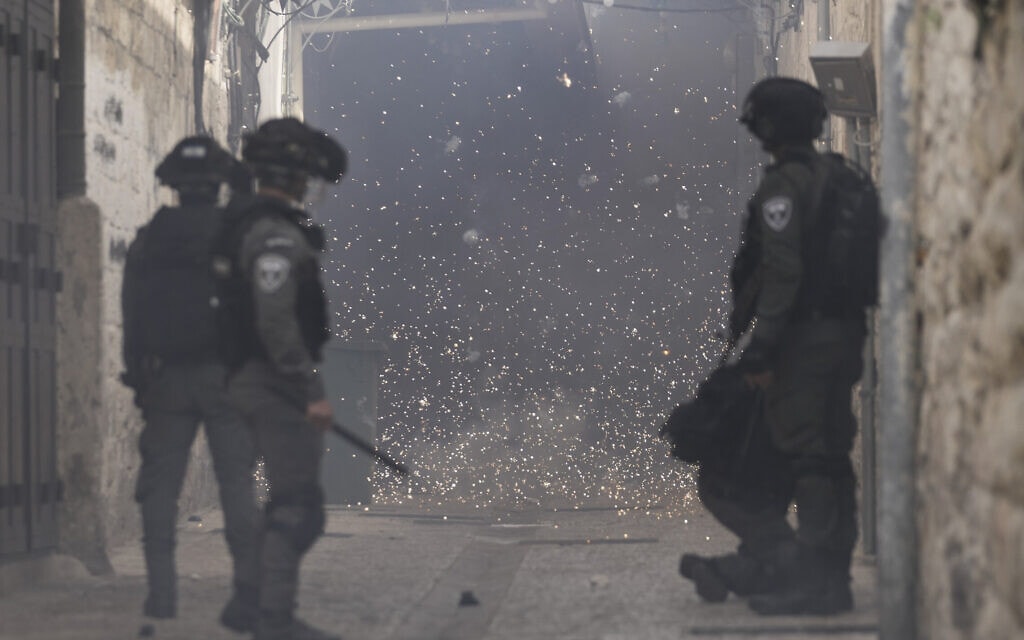 זיקוקים שירו פלסטינים לעבר שוטרים ישראליים בעיר העתיקה בירושלים, 17 באפריל 2022 (צילום: Mahmoud Illean, AP)