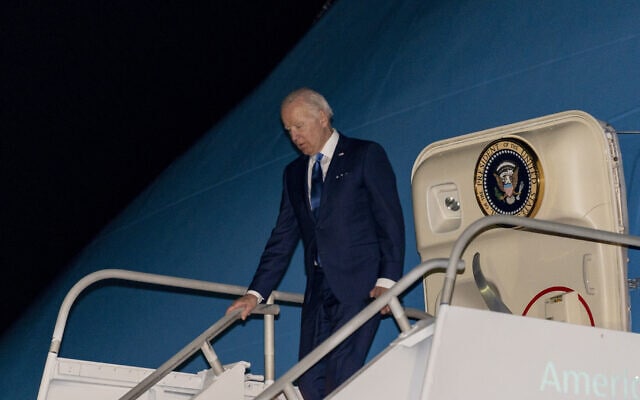 נשיא ארצות הברית ג'ו ביידן על כבש מטוס האייר פורס ואן בפילדלפיה, 23 באפריל 2022 (צילום: Andrew Harnik, AP)