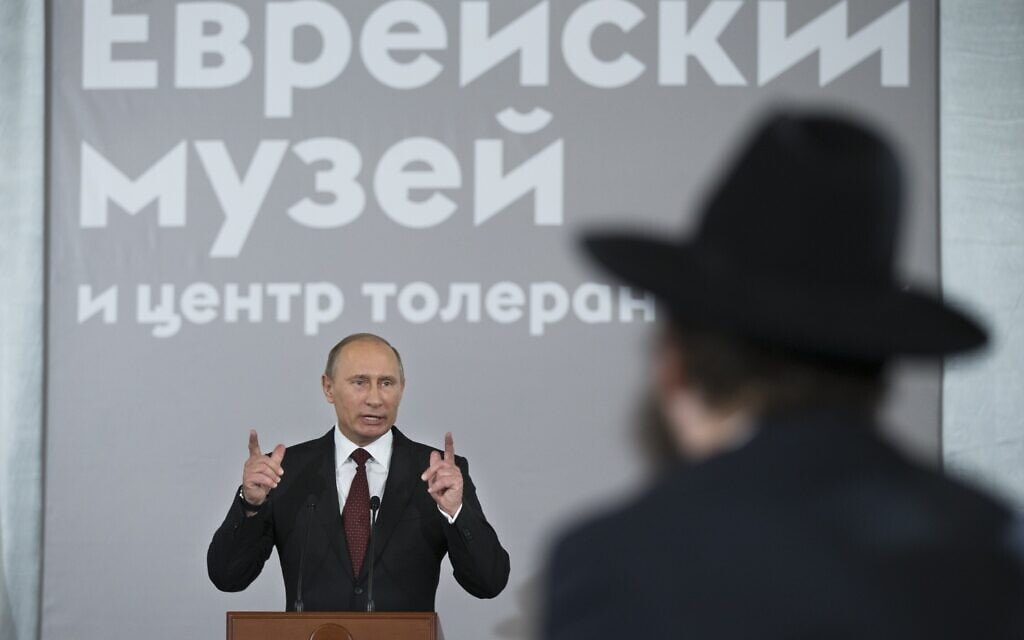 נשיא רוסיה ולדימיר פוטין נואם במהלך ביקורו במוזיאון היהדות והסובלנות של מוסקבה, 13 ביוני 2013 (צילום: (AP Photo/Alexander Zemlianichenko)