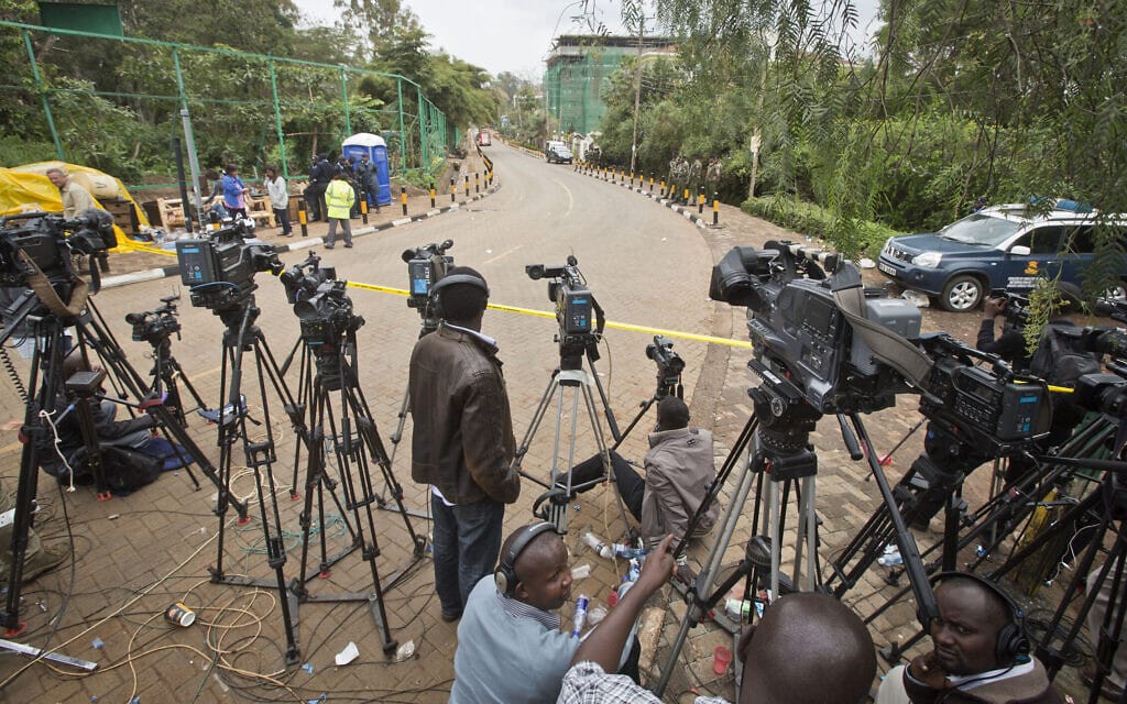 צוותי טלוויזיה בזירת הפיגוע בניירובי, קניה, ב-2013 (צילום: AP Photo/Ben Curtis)