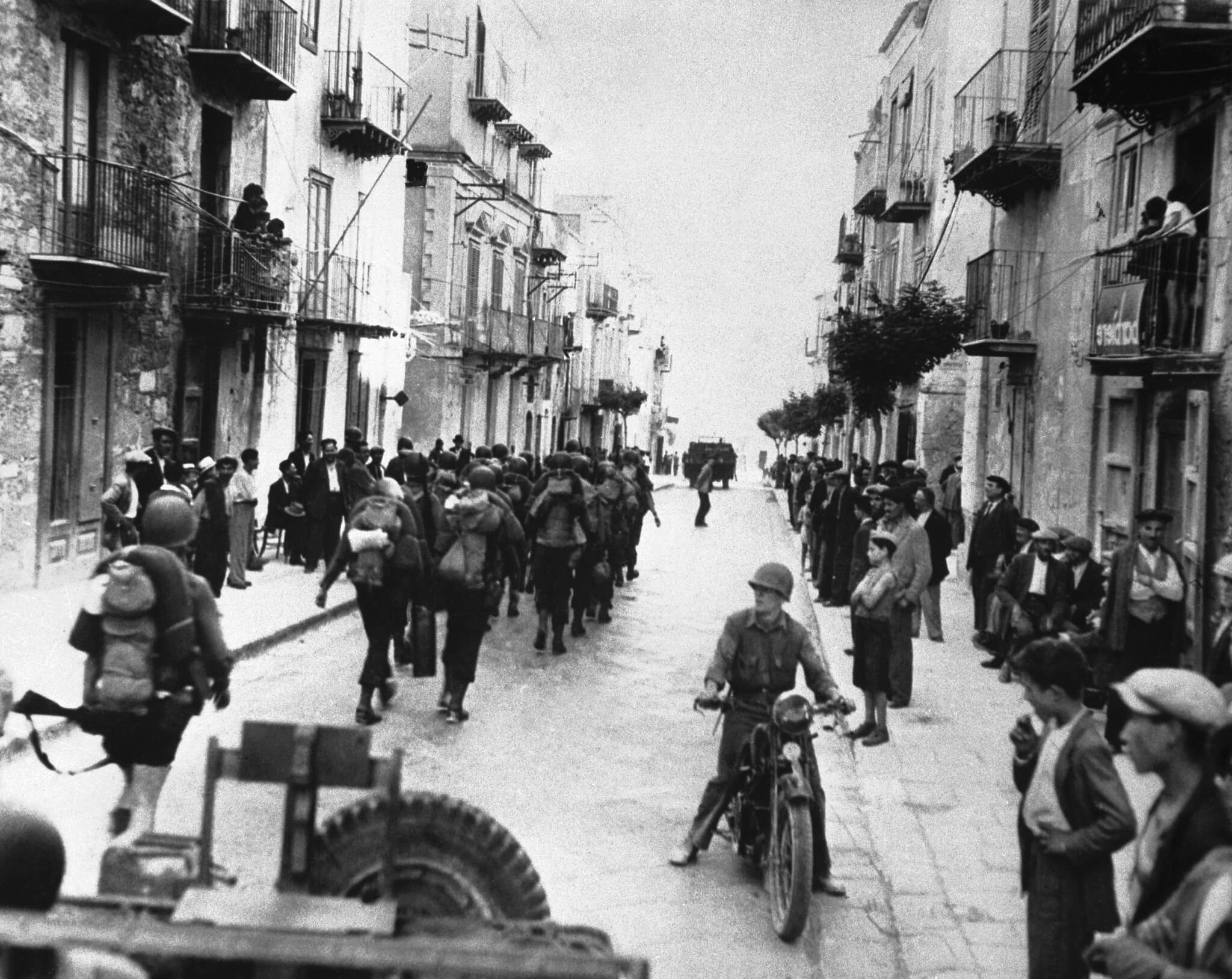 כוחות בנות הברית בסיציליה במהלך הפלישה לאי האיטלקי ב־26 ביוני, 1943 (צילום: AP Photo)
