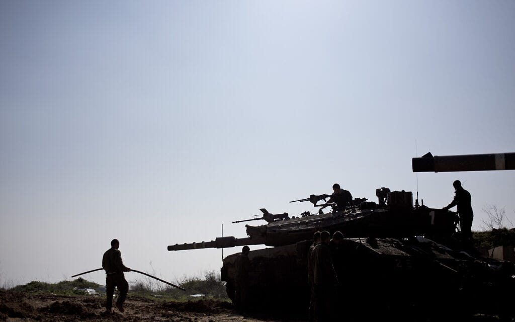 חיילים ישראלים בהיערכות מוגברת על גבול לבנון, 2015 (צילום: AP Photo/Ariel Schalit)