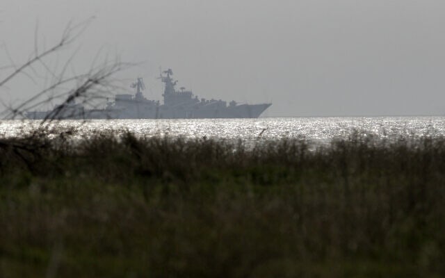ספינת המלחמה הרוסית מוסקבה מול חופי הים השחור, 6 במרץ 2014 (צילום: Darko Vojinovic, AP)